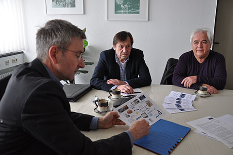 Der Reutlinger Neurologe Dr. Frank Andres, Johannes Ritzi aus Reutlingen und Eduard Maass aus Balingen (von links) informieren über die Arbeit des neuen Vereins Hilfe bei Muskelkrankheiten und ALS Neckar-Alb.